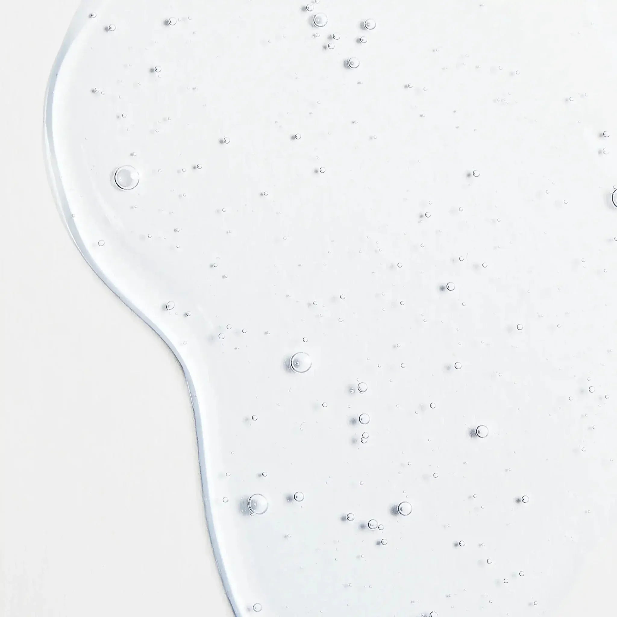 Texture gel fluide du sérum hydratant Endro Cosmétiques sur fond clair.