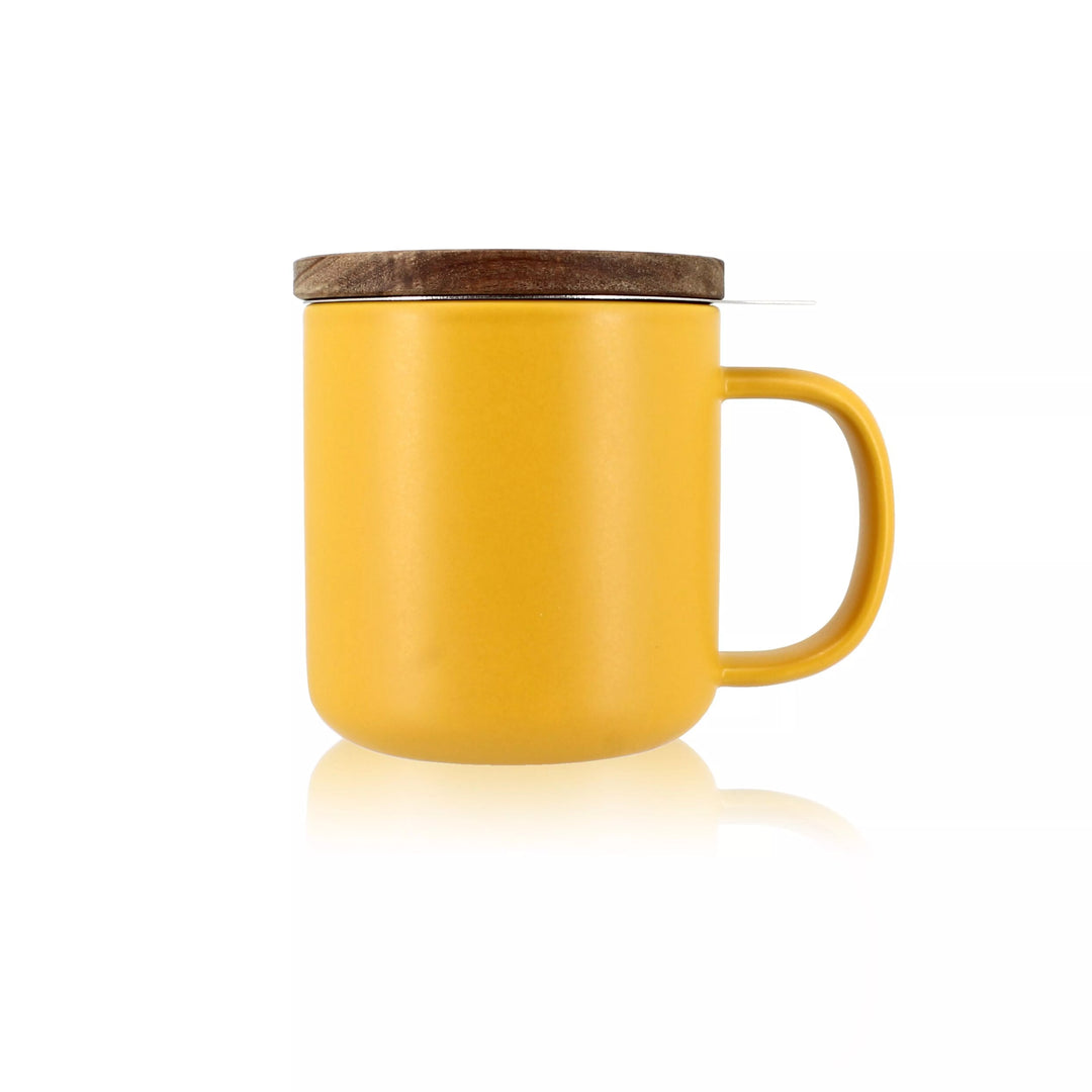 Tisaniere en gres de 300 ml coloris jaune miel de la marque Ogo Living avec couvercle en bois fonce et filtre en inox, presentee sur fond blanc avec reflet.