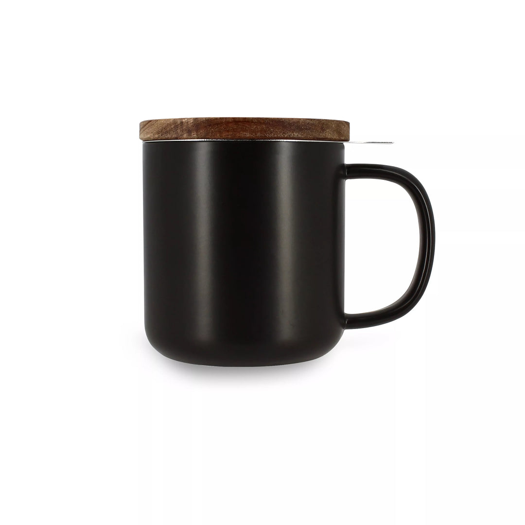 Tisaniere en gres de 300 ml coloris noir mat de la marque Ogo Living avec couvercle en bois fonce et filtre en inox, presentee sur fond blanc avec reflet.