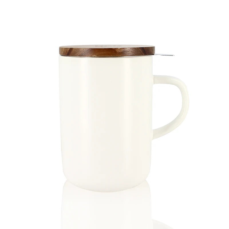 Tisaniere de 475 ml en gres blanc avec filtre inox et couvercle bois de la marque Ogo Living, presentee sur fond blanc avec reflet.