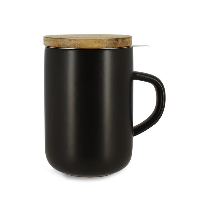 Tisaniere de 475 ml en gres noir mat avec filtre inox et couvercle bois de la marque Ogo Living, presentee sur fond blanc avec reflet.