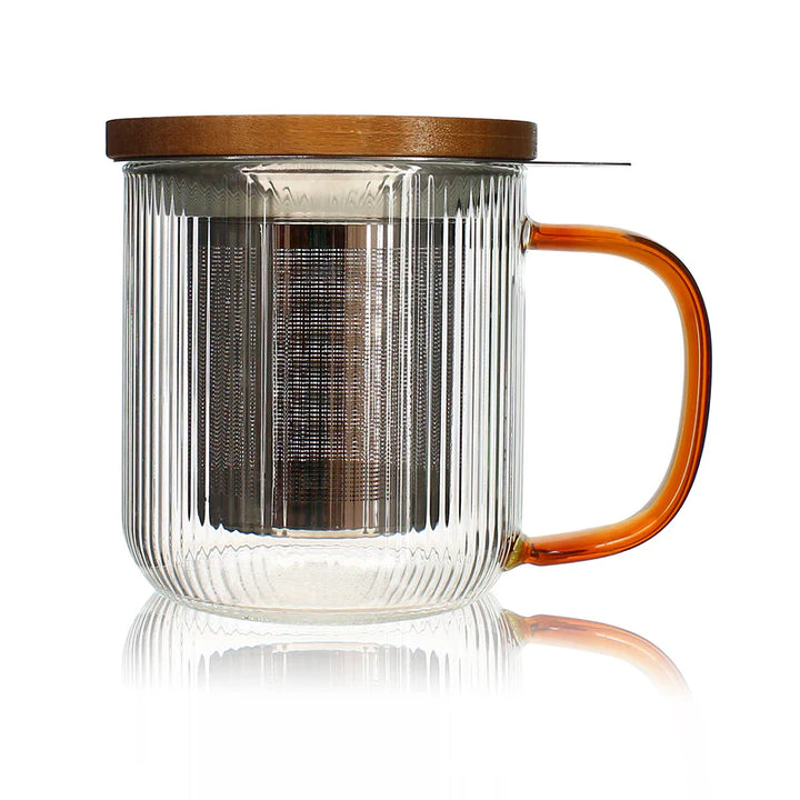 Tisaniere en verre borosilicate strie de 300 ml avec anse ambre, filtre inox et couvercle bois, de la marque Ogo Living, presentee sur fond blanc avec reflet.
