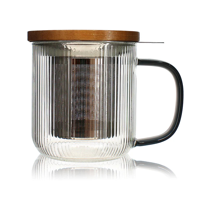 Tisaniere en verre borosilicate strie de 300 ml avec anse noire fume, filtre inox et couvercle bois, de la marque Ogo Living, presentee sur fond blanc avec reflet.