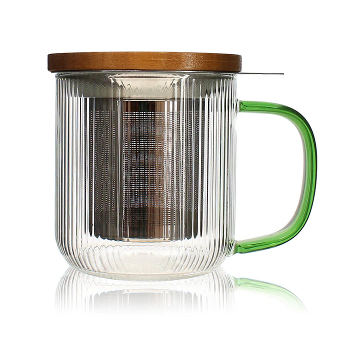 Tisaniere en verre borosilicate strie de 300 ml avec anse verte, filtre inox et couvercle bois, de la marque Ogo Living, presentee sur fond blanc avec reflet.