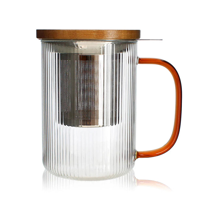 Tisaniere de 475 ml en verre borosilicate strie avec anse ambre, filtre inox et couvercle bois, de la marque Ogo Living, presentee sur fond blanc avec reflet.