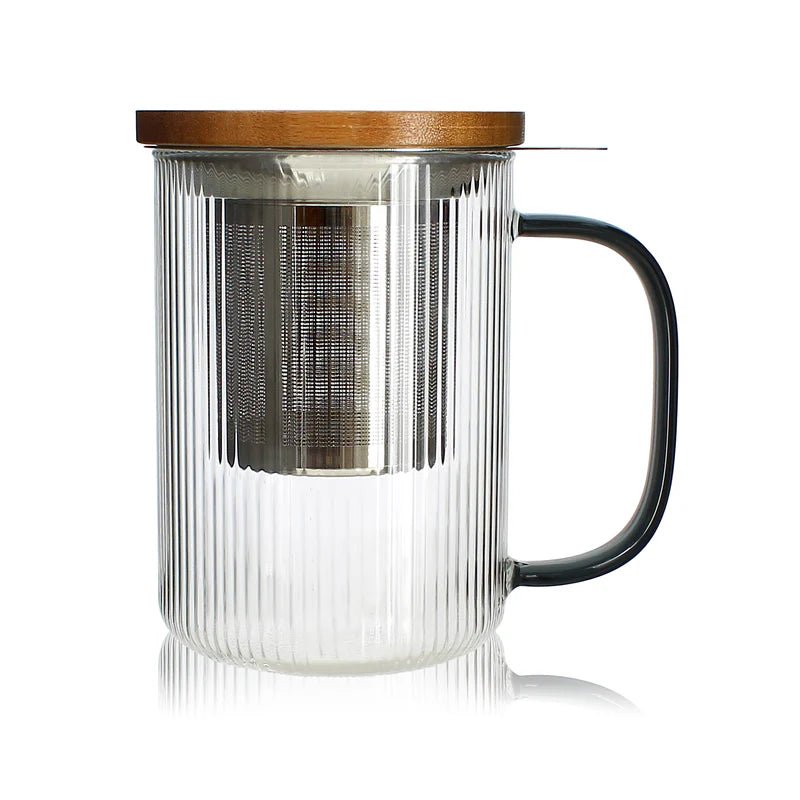 Tisaniere de 475 ml en verre borosilicate strie avec anse noire, filtre inox et couvercle bois, de la marque Ogo Living, presentee sur fond blanc avec reflet.