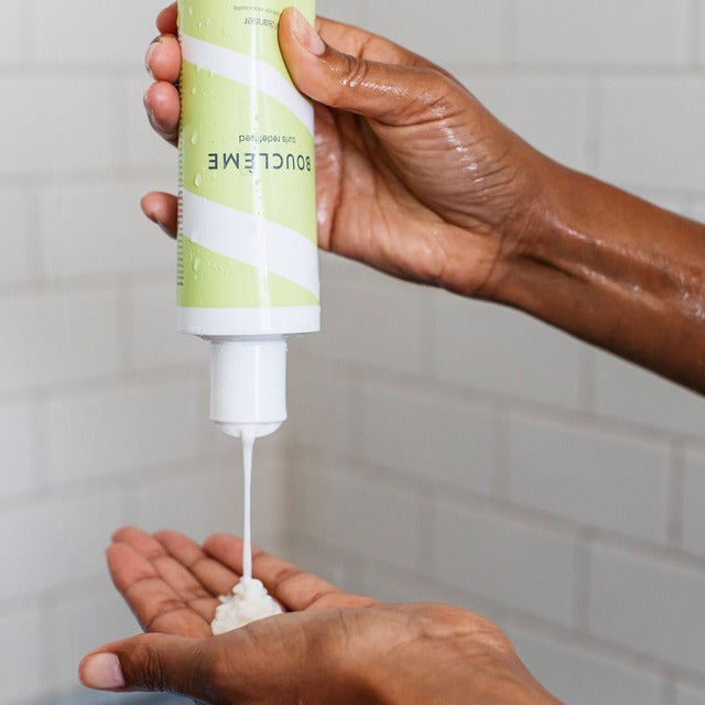 Bouclème Curl Cleanser 300ml - Application sous la douche d’un nettoyant doux sans sulfates pour cheveux bouclés, hydratation et définition naturelle des boucles.