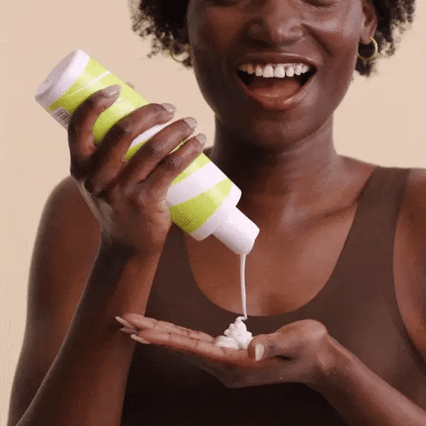 Bouclème Curl Cleanser 300ml - Application d'une crème lavante non moussante pour cheveux bouclés. Formule hydratante et sans sulfates pour une définition naturelle des boucles.