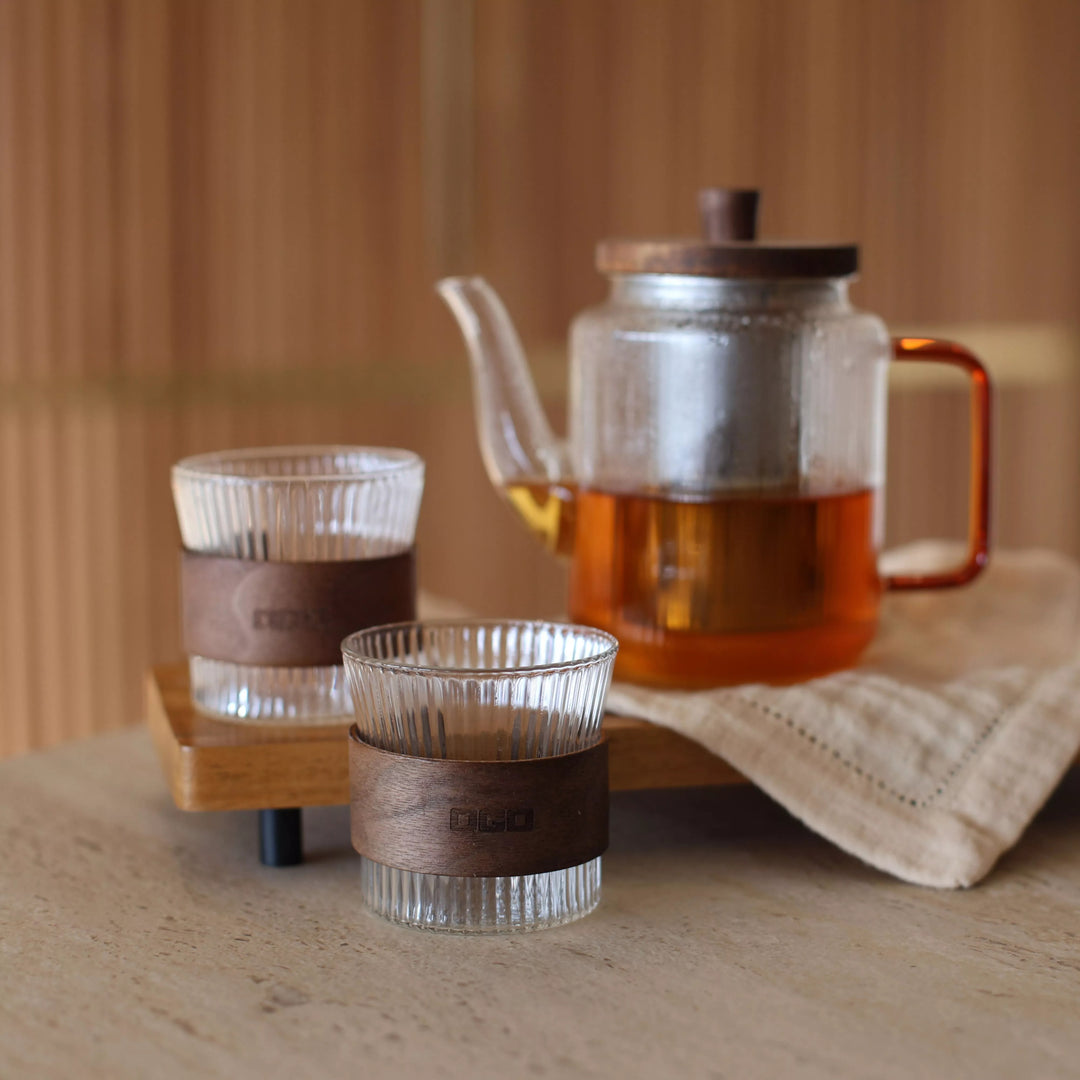 Théière et tasses OGO Living KARL en verre nervuré avec anse ambrée, ambiance cocooning sur table en bois