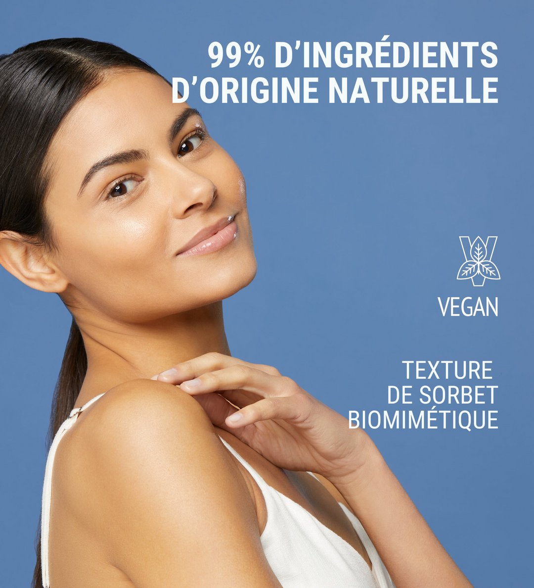 Une affiche de Comfort Zone présentant une femme au teint lumineux et naturel, avec en arrière-plan un fond bleu. Le texte indique que les produits contiennent 99% d'ingrédients d'origine naturelle. Le visuel souligne également que la formule est vegan et possède une texture de sorbet biomimétique, ce qui évoque une sensation de fraîcheur et de légèreté. 