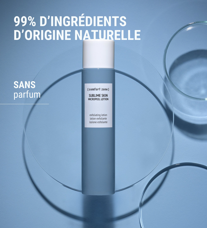 Image montrant le produit Sublime Skin Micropeel Lotion de [comfort zone], avec le texte "99% d'ingrédients d'origine naturelle" et "sans parfum".