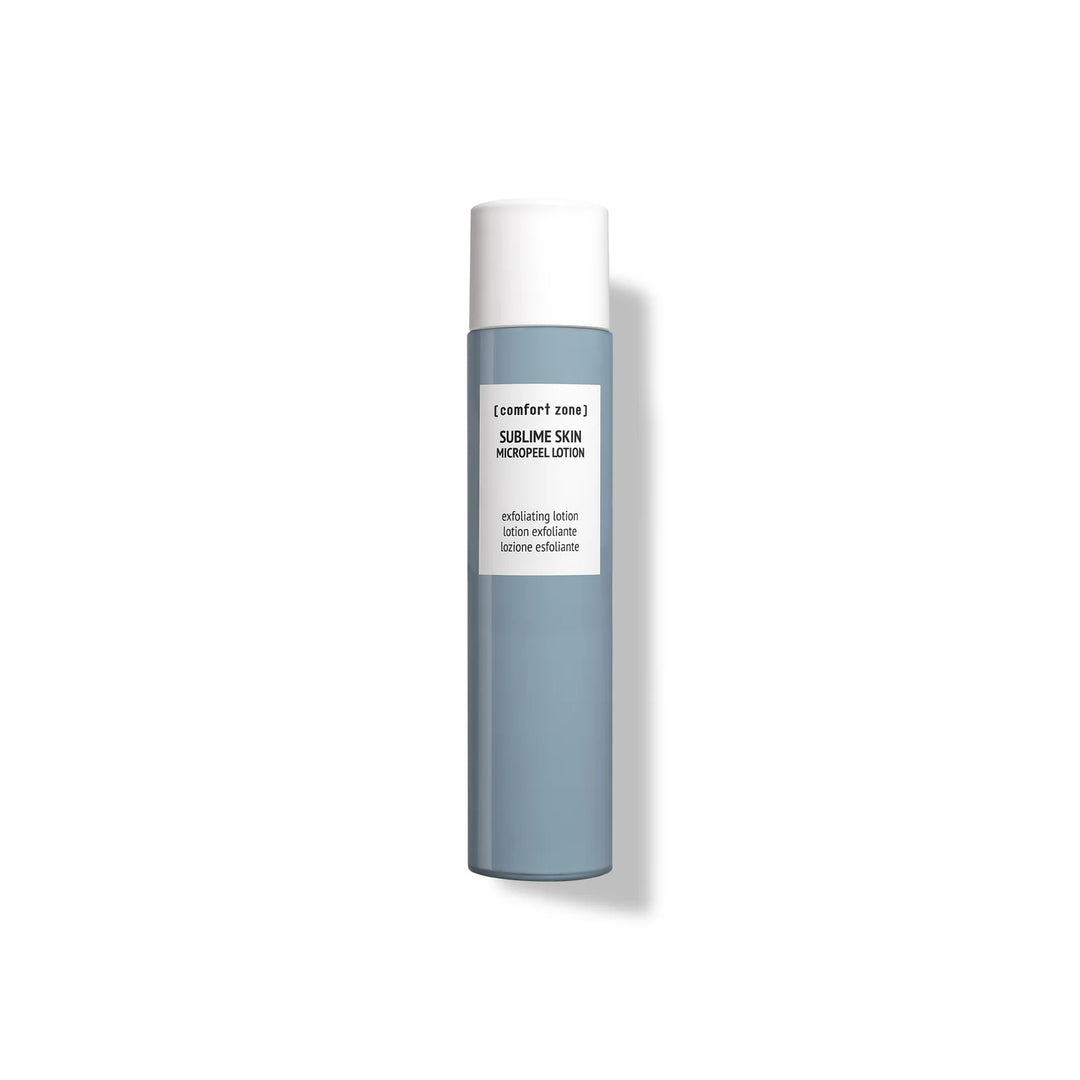 Flacon gris bleuté du Sublime Skin Micropeel Lotion de [comfort zone], lotion exfoliante pour affiner le grain de peau, sur fond blanc.