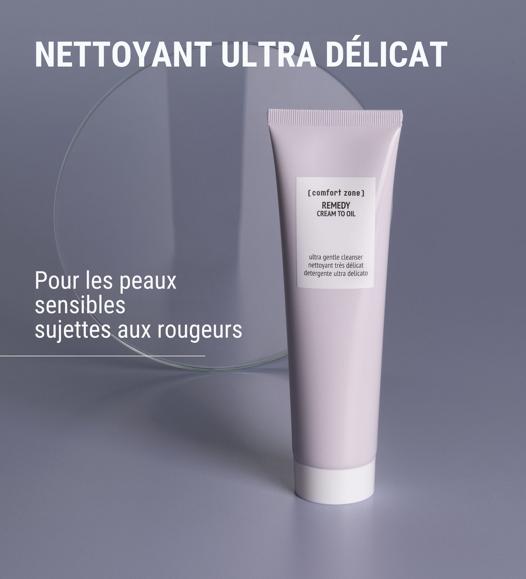 Affiche publicitaire du nettoyant ultra délicat [comfort zone] REMEDY Cream to Oil. Texte "Nettoyant ultra délicat" avec une description indiquant qu'il est pour les peaux sensibles sujettes aux rougeurs. Présentation du produit en tube, posé sur une surface grise avec un fond assorti.