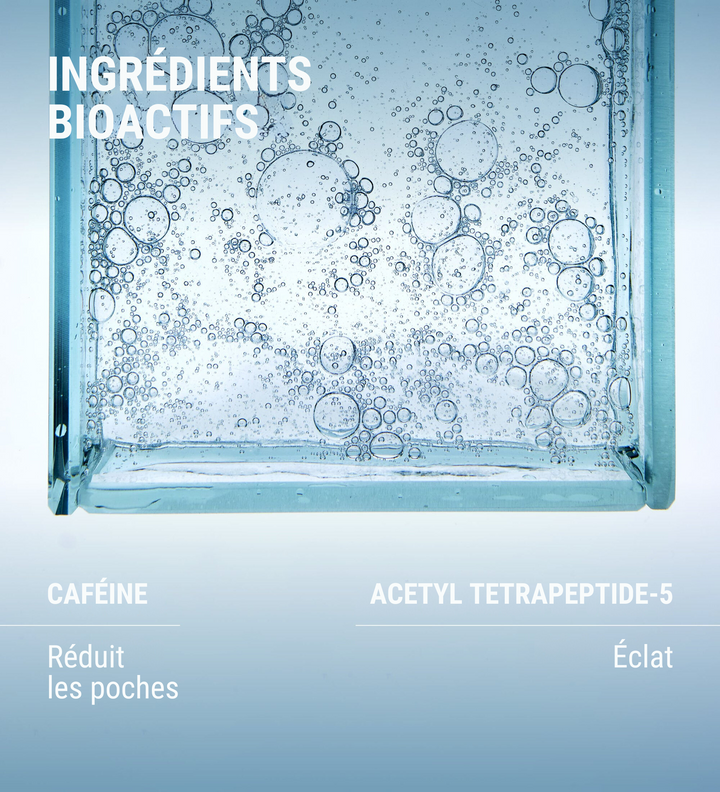 Une affiche de Comfort Zone mettant en avant des ingrédients bioactifs avec un fond illustrant des bulles dans un liquide transparent. Le texte met en évidence deux ingrédients principaux : "CAFÉINE" qui réduit les poches, et "ACETYL TETRAPEPTIDE-5" qui apporte de l'éclat. Le visuel, avec son fond bleu clair et apaisant, souligne l'engagement de Comfort Zone envers l'utilisation d'ingrédients naturels et efficaces pour des soins de la peau optimaux.