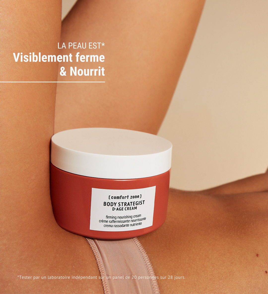 Pot de "Body Strategist D-Age Cream" de Comfort Zone placé contre une peau nue, illustrant l'effet visiblement raffermissant et nourrissant de la crème. La légende indique que la peau est "visiblement ferme & nourrit". Testé par un laboratoire indépendant sur un panel de 20 personnes sur 28 jours.