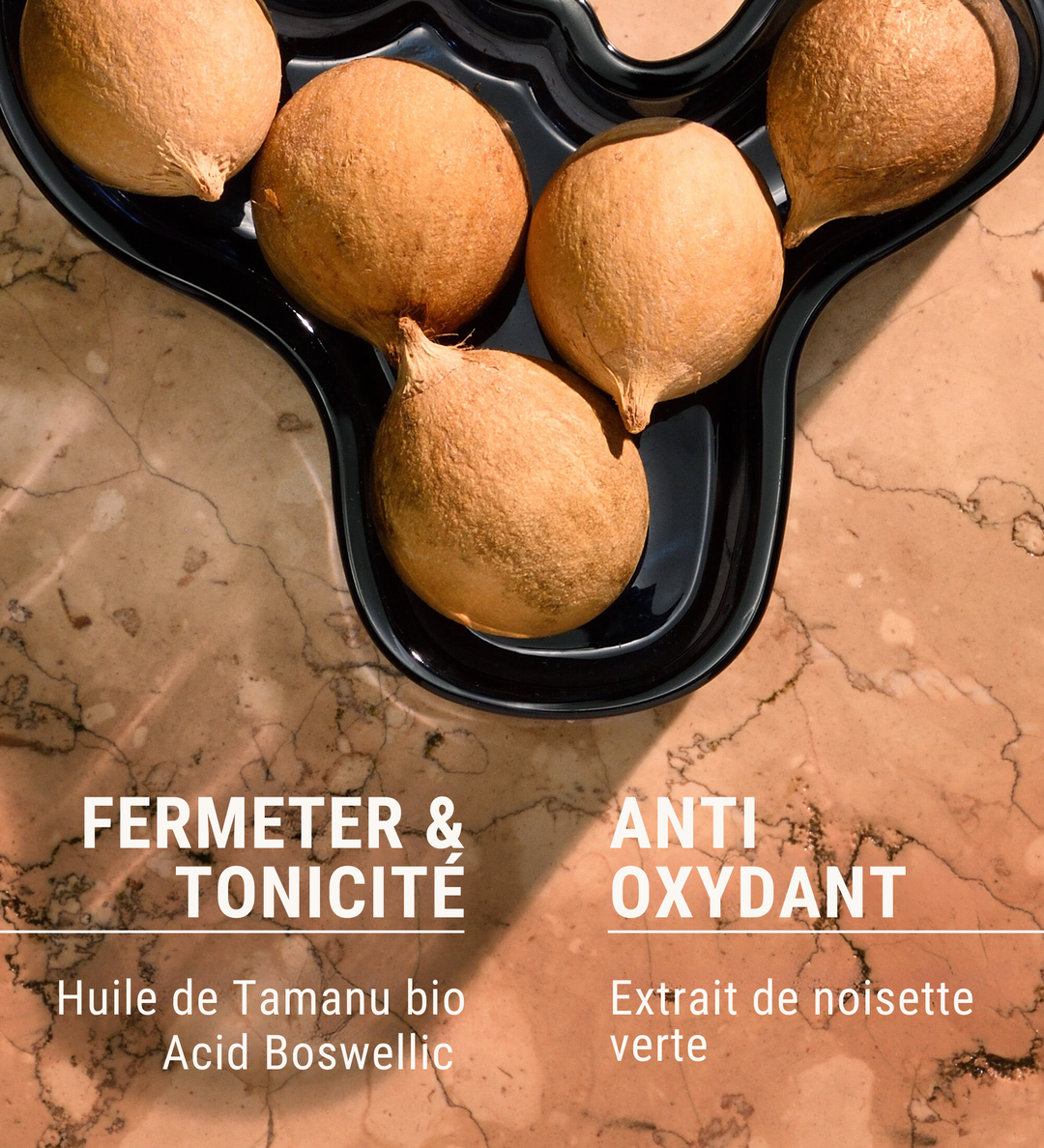 Un plateau noir contenant des noix de Tamanu bio, capturé sur une surface en marbre. Ce visuel illustre les ingrédients clés utilisés dans les produits Comfort Zone, mettant en avant leurs propriétés fermentatives et tonifiantes grâce à l'huile de Tamanu bio et l'acide Boswellic. Les propriétés antioxydantes sont également soulignées avec l'extrait de noisette verte.