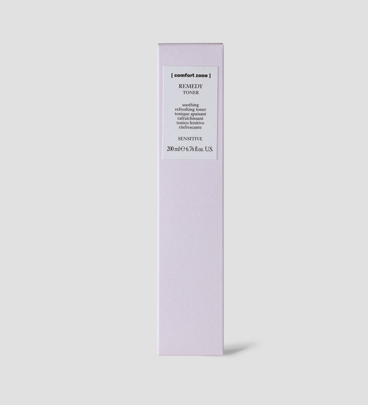 Boîte du toner apaisant Remedy de Comfort Zone sur un fond gris clair. La boîte est violette avec une étiquette blanche indiquant "Remedy Toner".