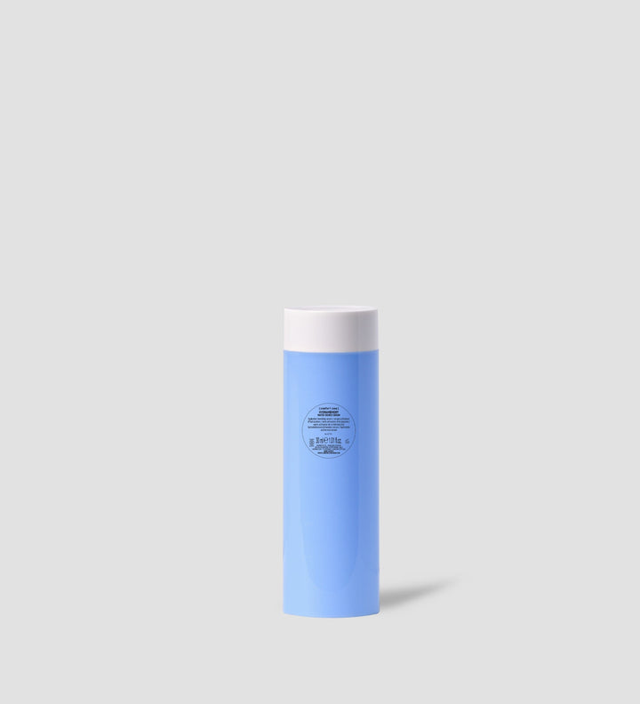 Produit de soin Comfort Zone Daily Activator dans un flacon bleu avec un bouchon blanc. Le texte sur le flacon indique qu'il s'agit d'un activateur quotidien.