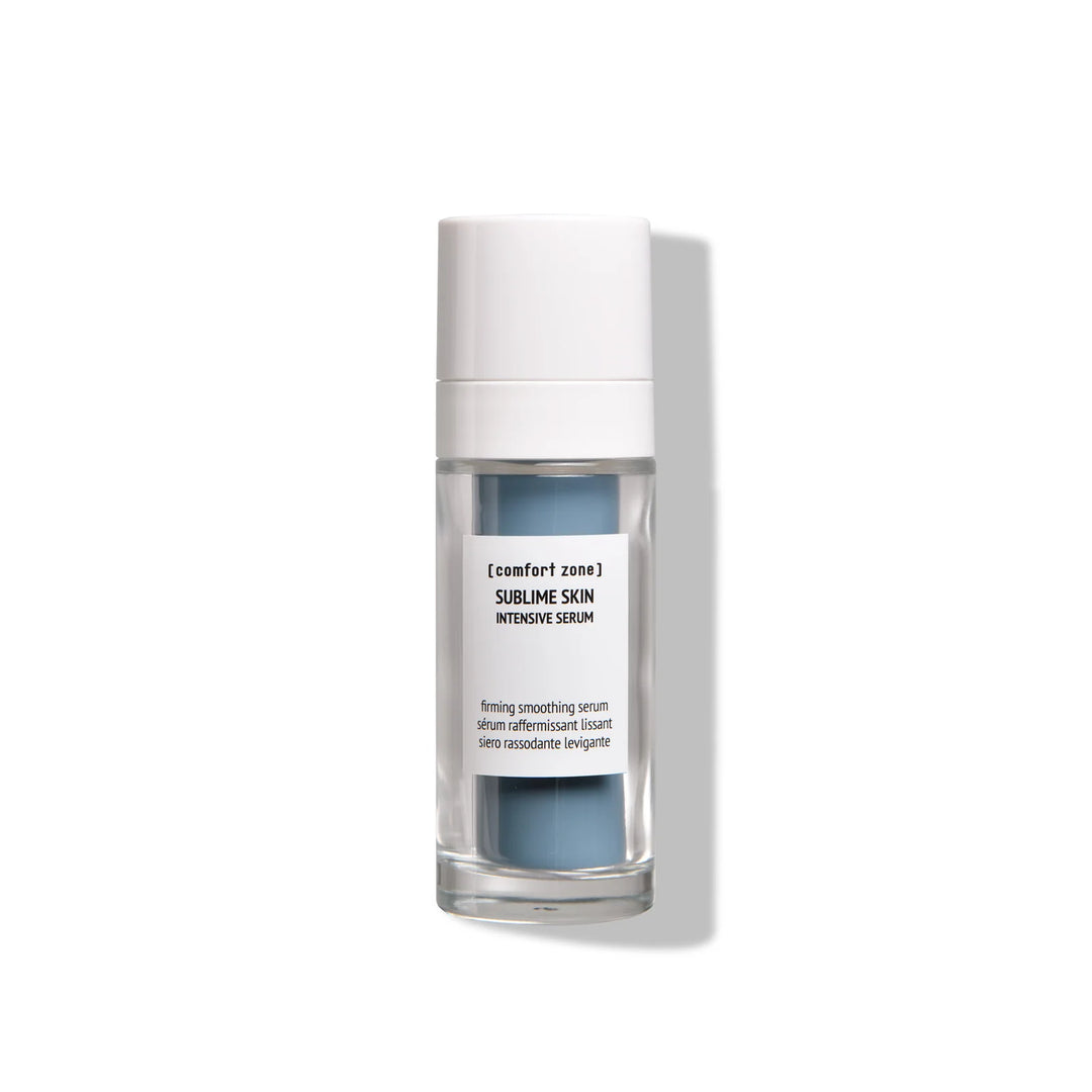 Flacon transparent avec pompe blanche du sérum Sublime Skin Intensive de [comfort zone], mentionné comme 'firming smoothing serum', posé sur un fond blanc.