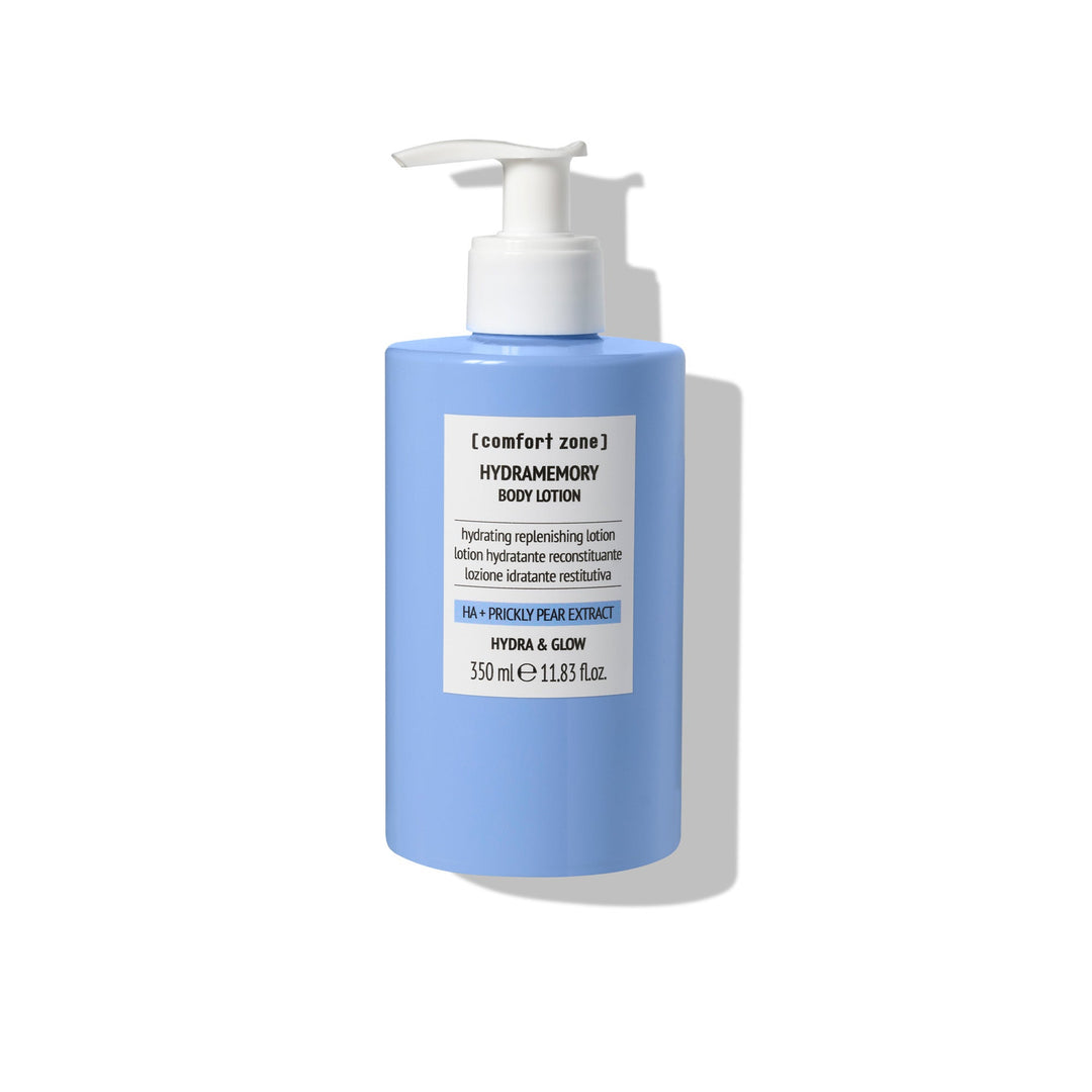 Flacon bleu de 350 ml de la lotion hydratante pour le corps HYDRAMEMORY BODY LOTION de Comfort Zone, soin reconstituant enrichi en acide hyaluronique et figue de barbarie pour une peau douce et éclatante
