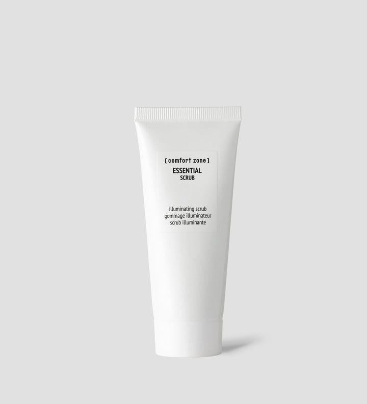 Tube de Comfort Zone Essential Scrub, gommage illuminateur, sur fond gris clair. Tube blanc avec étiquettes texte en noir.