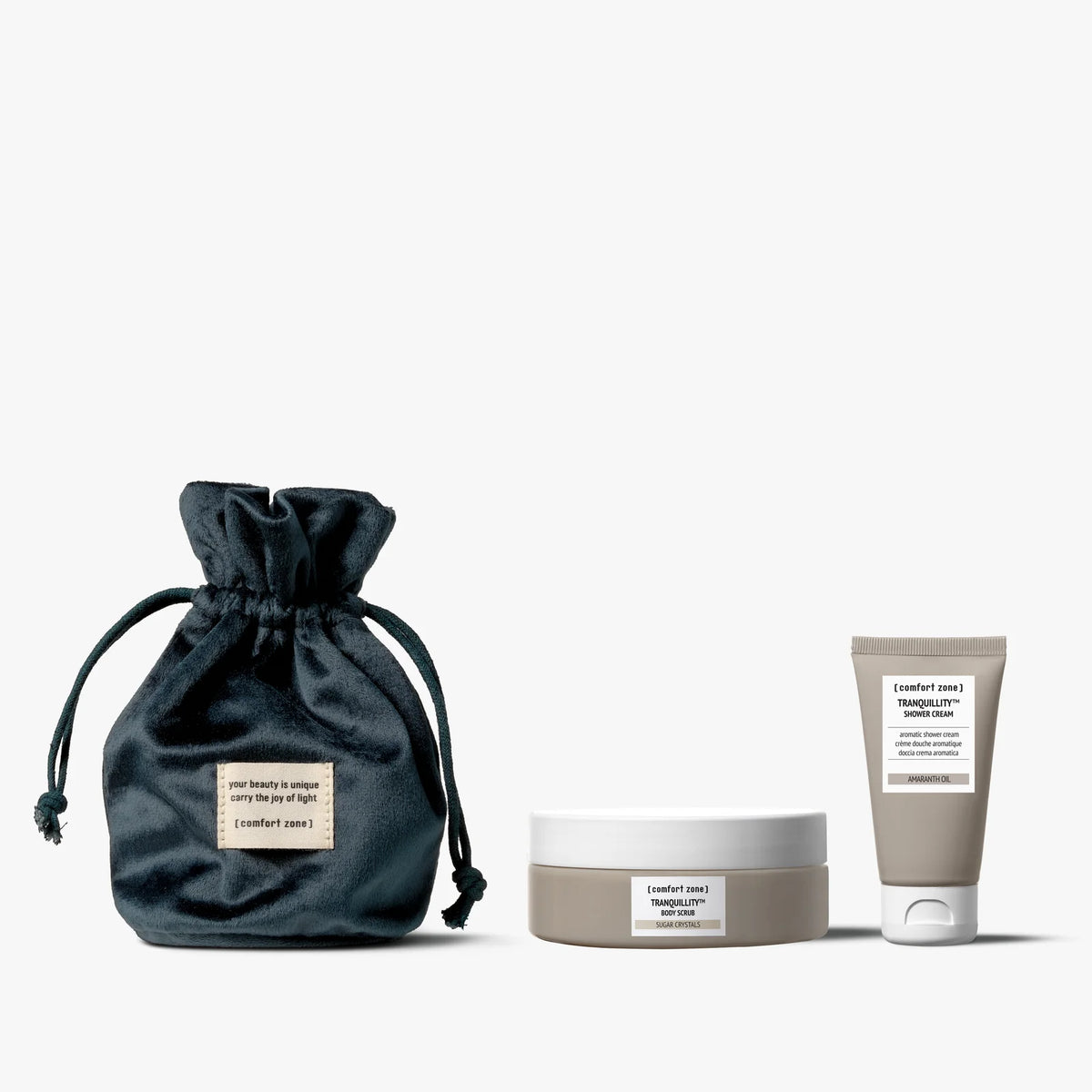 Coffret The Body Ritual On The Go Comfort Zone : gommage corps et crème de douche Tranquillity 50 ml dans un pochon vert.