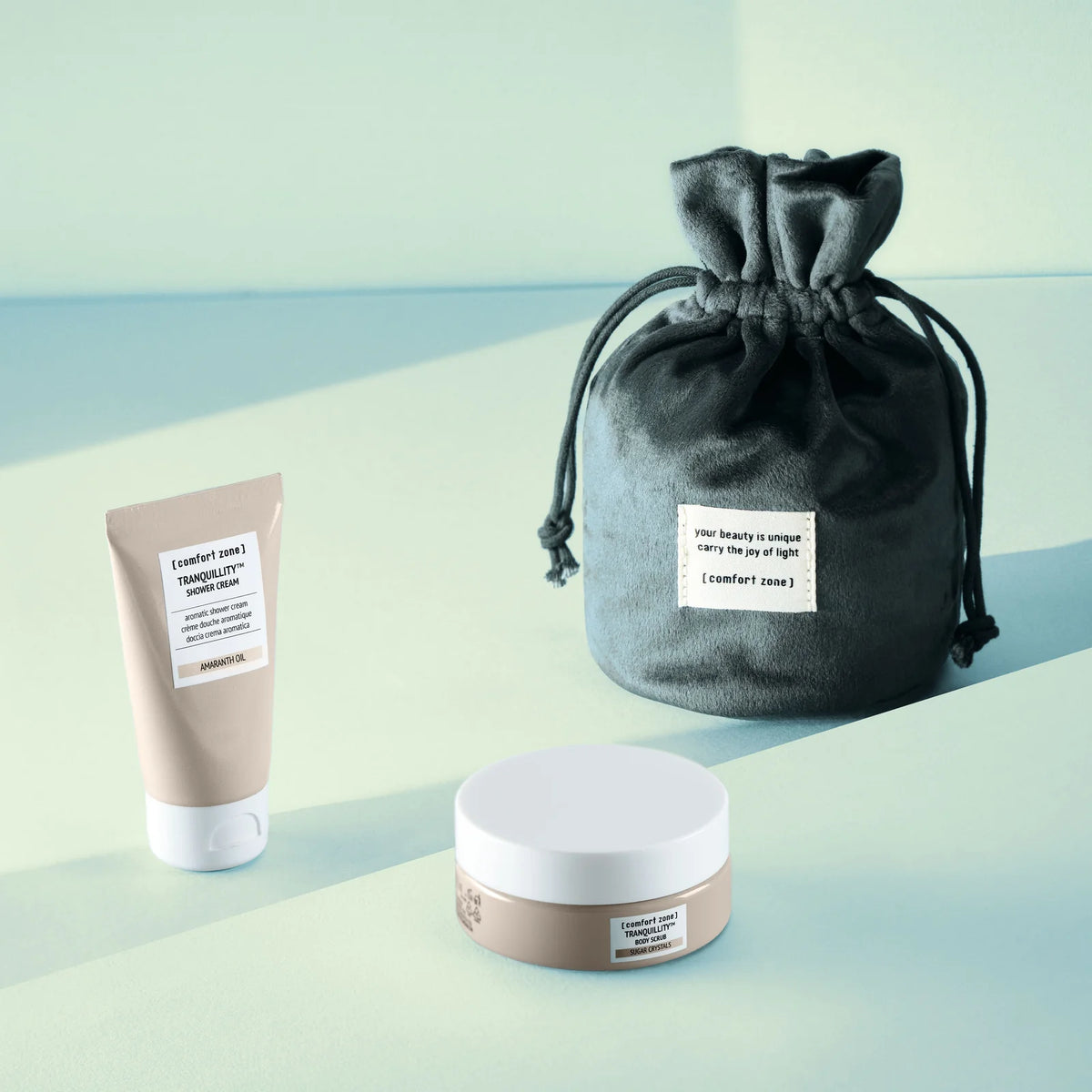 Gommage corps et crème de douche Tranquillity accompagnés du pochon du coffret The Body Ritual On The Go.
