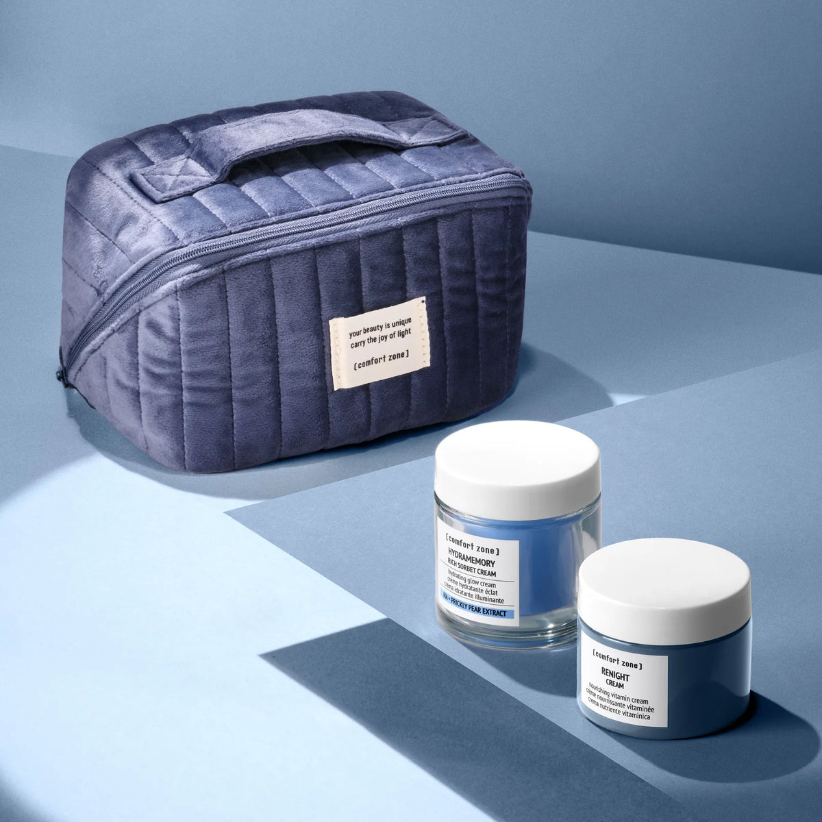 Présentation du coffret The Renewing Beauty Ritual avec ses deux crèmes et sa trousse bleue.