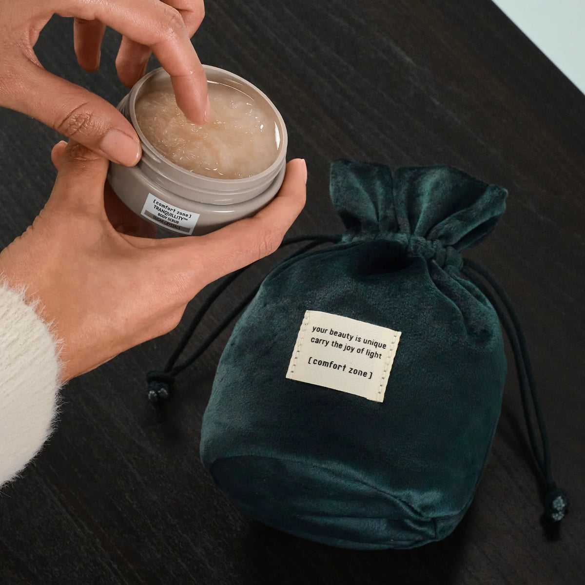 Texture du gommage corps Tranquillity 50 ml et pochon de Noël Comfort Zone.