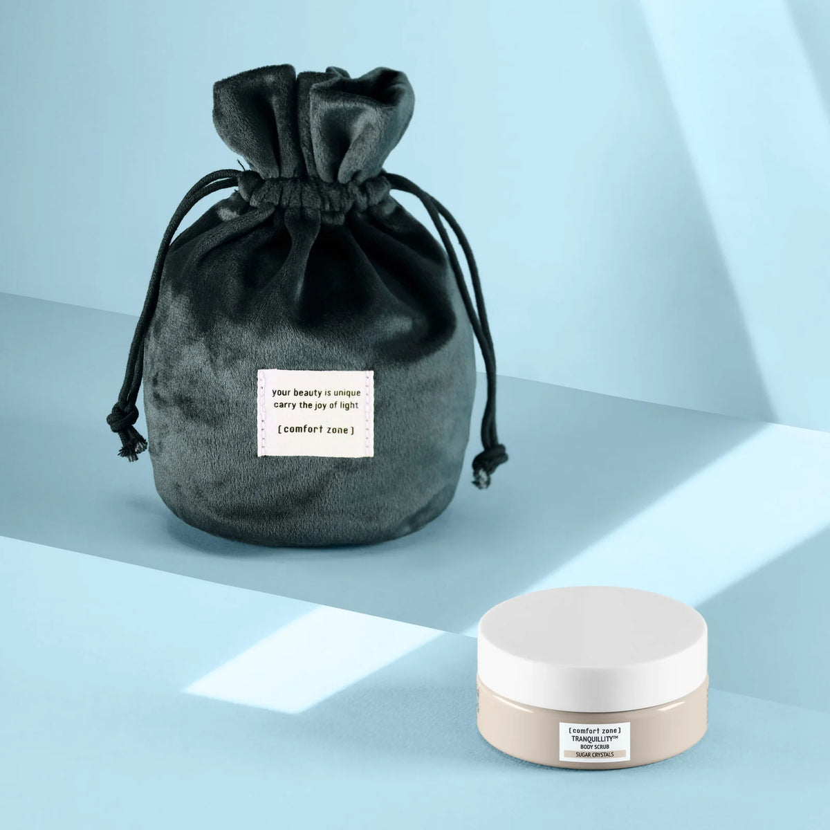 Le gommage corps Tranquillity 50 ml et son pochon cadeau de Noël Comfort Zone.