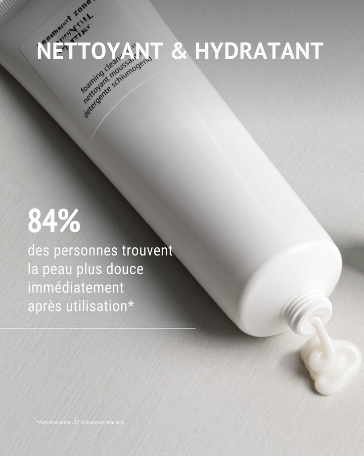 Tube de 300 ml du nettoyant visage moussant Comfort Zone Essential Face Wash, soin nettoyant et hydratant testé par les utilisateurs, avec texture crémeuse sur fond métallique
