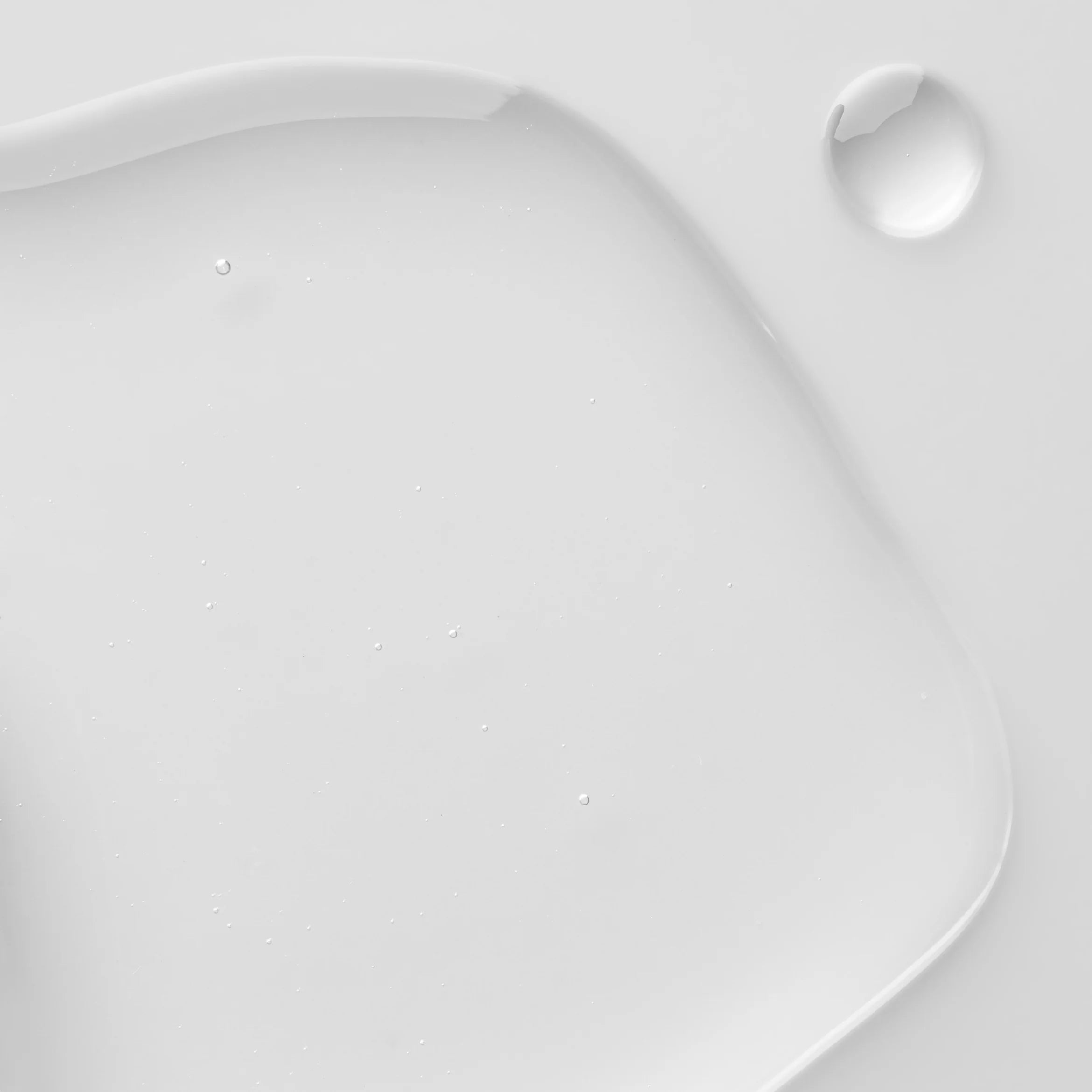 Texture du Comfort Zone Essential Micellar Water, eau micellaire démaquillante pour le visage, à la texture fraîche et légère conçue pour retirer le maquillage et les impuretés en douceur tout en laissant la peau nette, fraîche et confortable
