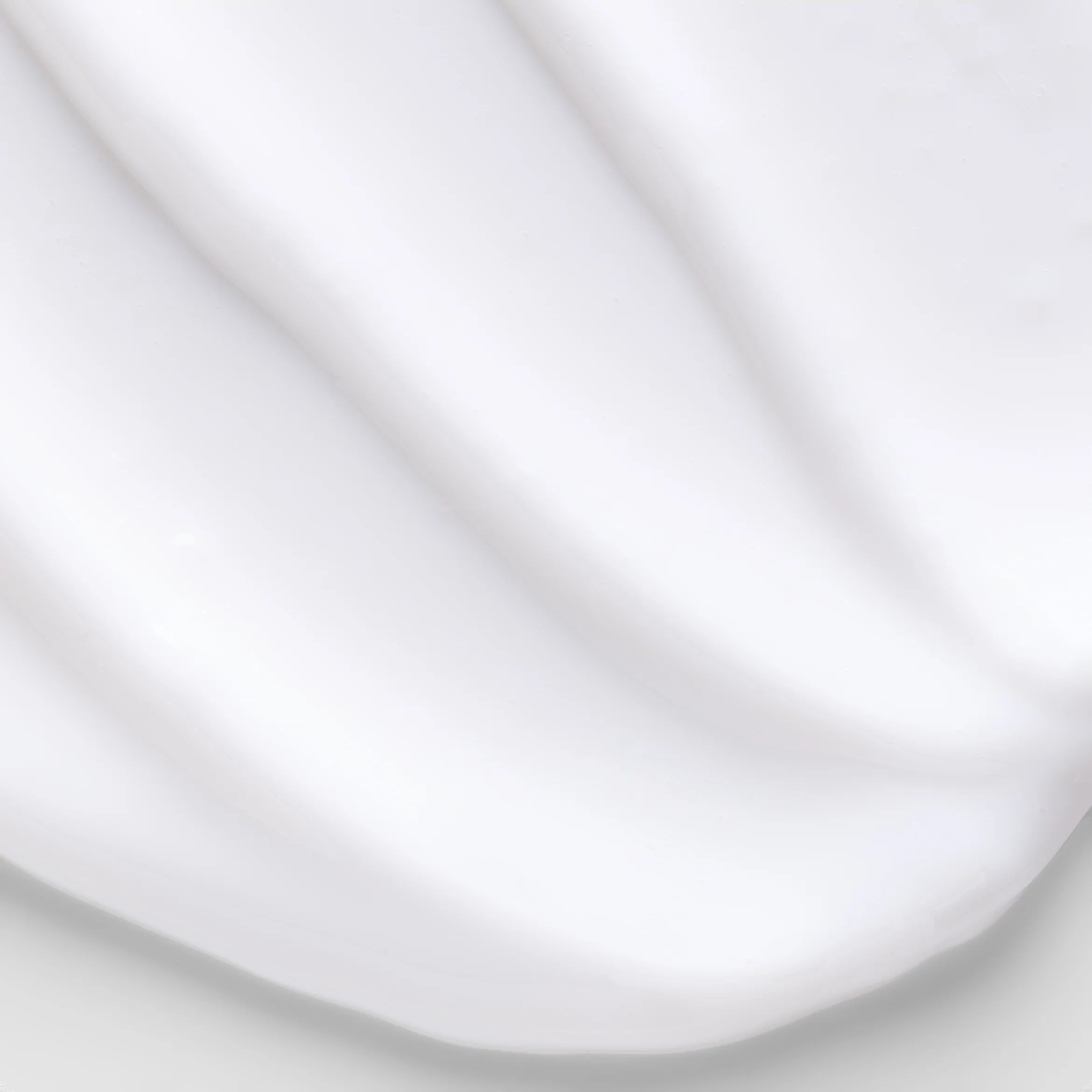 Texture du Comfort Zone Essential Milk, lait nettoyant doux pour le visage, à la texture lactée onctueuse conçue pour retirer les impuretés et le maquillage en douceur tout en laissant la peau souple, propre et confortable