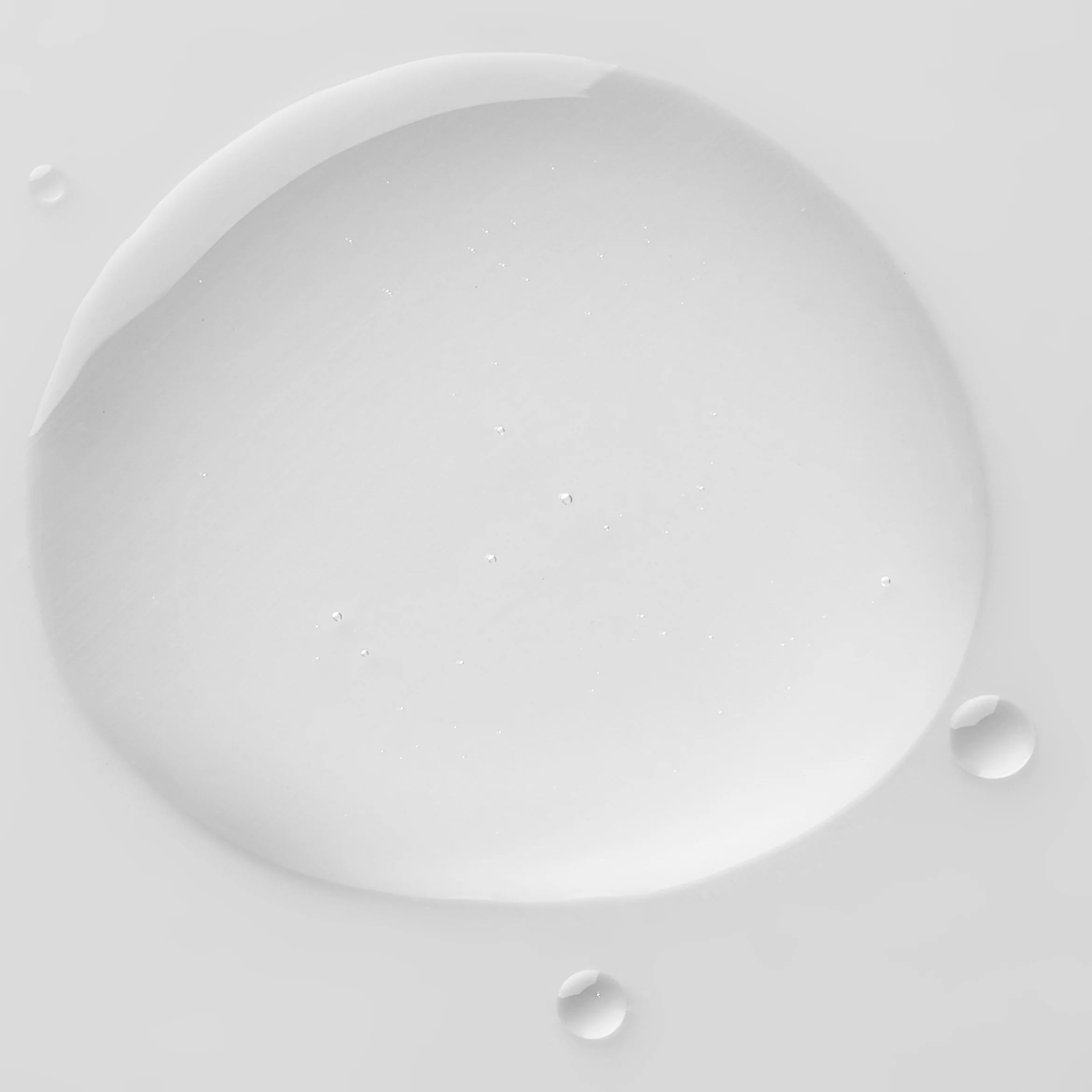 Texture du Comfort Zone Essential Toner, lotion tonique apaisante pour le visage, à la texture fraîche et légère conçue pour compléter le nettoyage, rafraîchir la peau et apporter une sensation de confort tout en laissant le teint plus net et lumineux