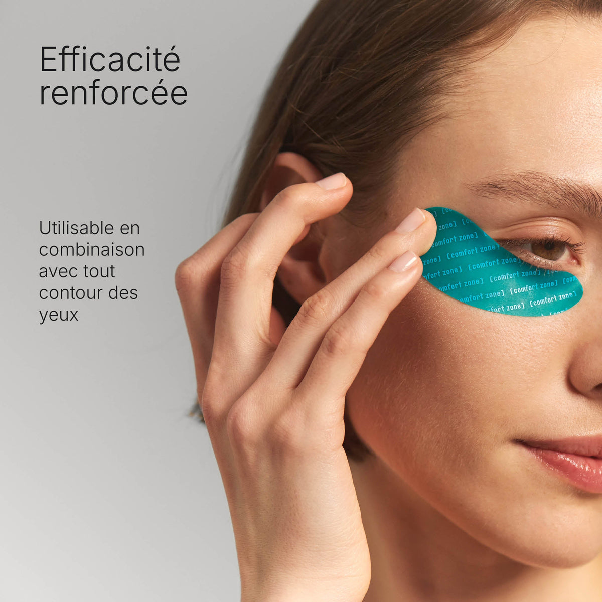 Une femme pose un patch turquoise Comfort Zone sous son œil ; le visuel explique en français son utilisation avec une crème contour des yeux.