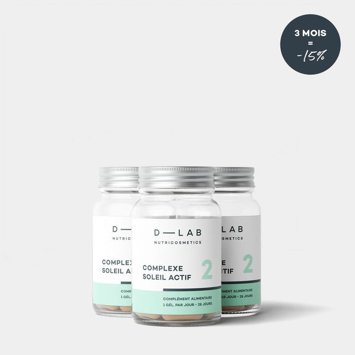 Trois flacons de "Complexe Soleil Actif" de D-Lab Nutricosmetics alignés avec une étiquette indiquant une offre de 15% de réduction pour une cure de 3 mois.