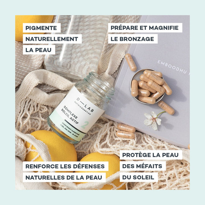 Flacon ouvert de capsules du "Complexe Soleil Actif" de D-Lab Nutricosmetics entouré d'éléments naturels, montrant les bienfaits : Pigmente naturellement la peau, prépare et magnifie le bronzage, renforce les défenses naturelles de la peau, et protège la peau des méfaits du soleil.