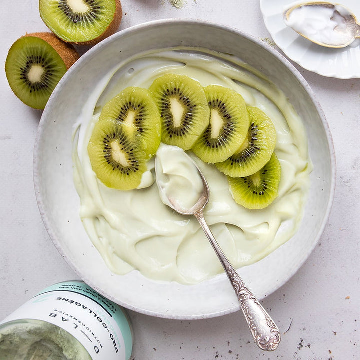 Bol de yaourt avec des tranches de kiwi et une cuillère, accompagné d'un pot de compléments alimentaires D-LAB Nutricosmetics Procollagène.