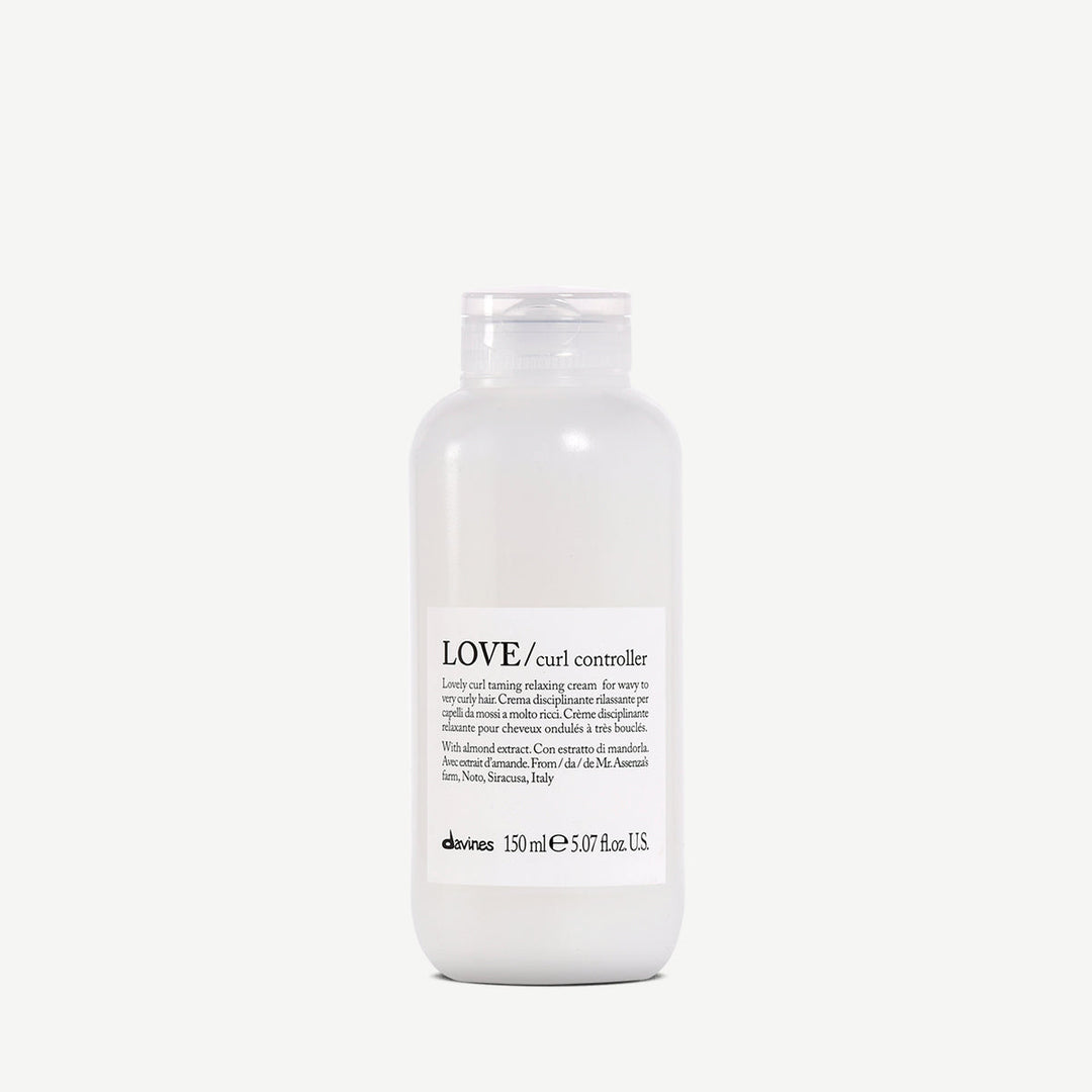 Flacon de 150 ml du LOVE/curl controller de Davines, une crème disciplinante et relaxante pour cheveux ondulés à très bouclés. Enrichie en extrait d'amande, elle aide à dompter les boucles et réduire les frisottis. Packaging minimaliste avec un bouchon doseur pratique.