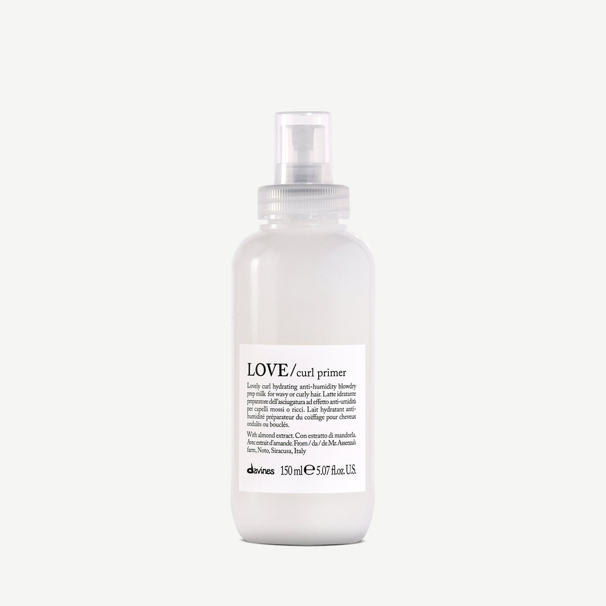 Flacon de 150 ml du LOVE/curl primer de Davines, un lait hydratant anti-humidité enrichi en extrait d'amande. Conçu pour préparer les cheveux ondulés et bouclés au coiffage, il protège contre l'humidité et facilite le brushing. Packaging minimaliste avec un spray pratique.
