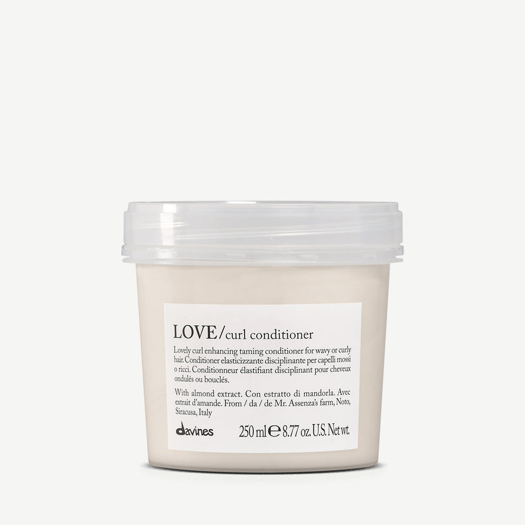 Pot de 250 ml de l’après-shampoing Davines LOVE Curl, soin disciplinant et nourrissant pour cheveux ondulés ou bouclés, enrichi en extrait d’amande pour adoucir et définir les boucles
