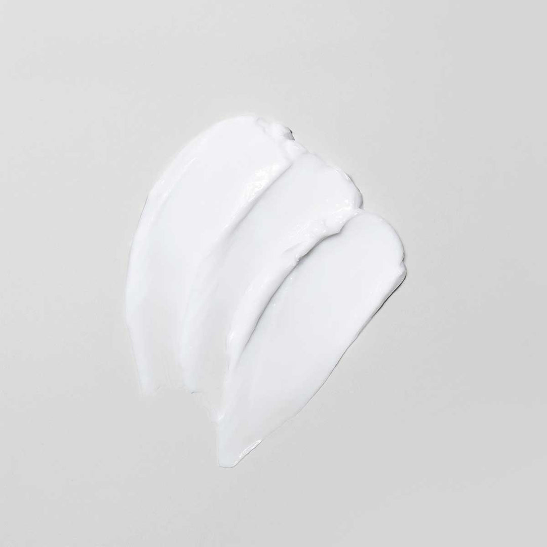 Gros plan de la texture crémeuse du Davines OI Conditioner, montrant sa consistance riche et onctueuse, idéale pour nourrir et adoucir les cheveux.