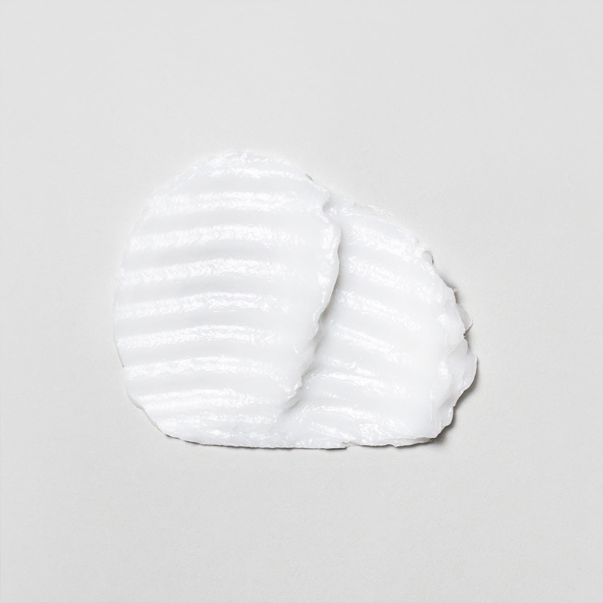 Gros plan de la texture du Davines OI Hair Butter, montrant sa consistance riche et crémeuse, idéale pour nourrir et revitaliser en profondeur les cheveux.