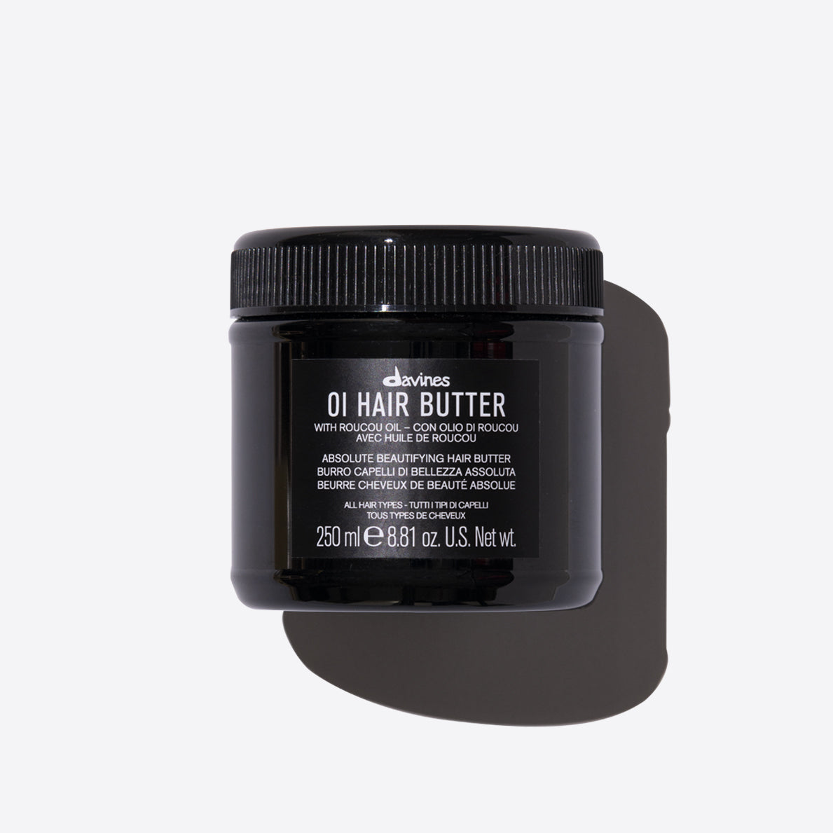 Pot de Davines OI Hair Butter de 250 ml avec huile de roucou. Un beurre capillaire embellisseur absolu adapté à tous les types de cheveux, présenté sur un fond blanc avec son étiquette noire distincte.