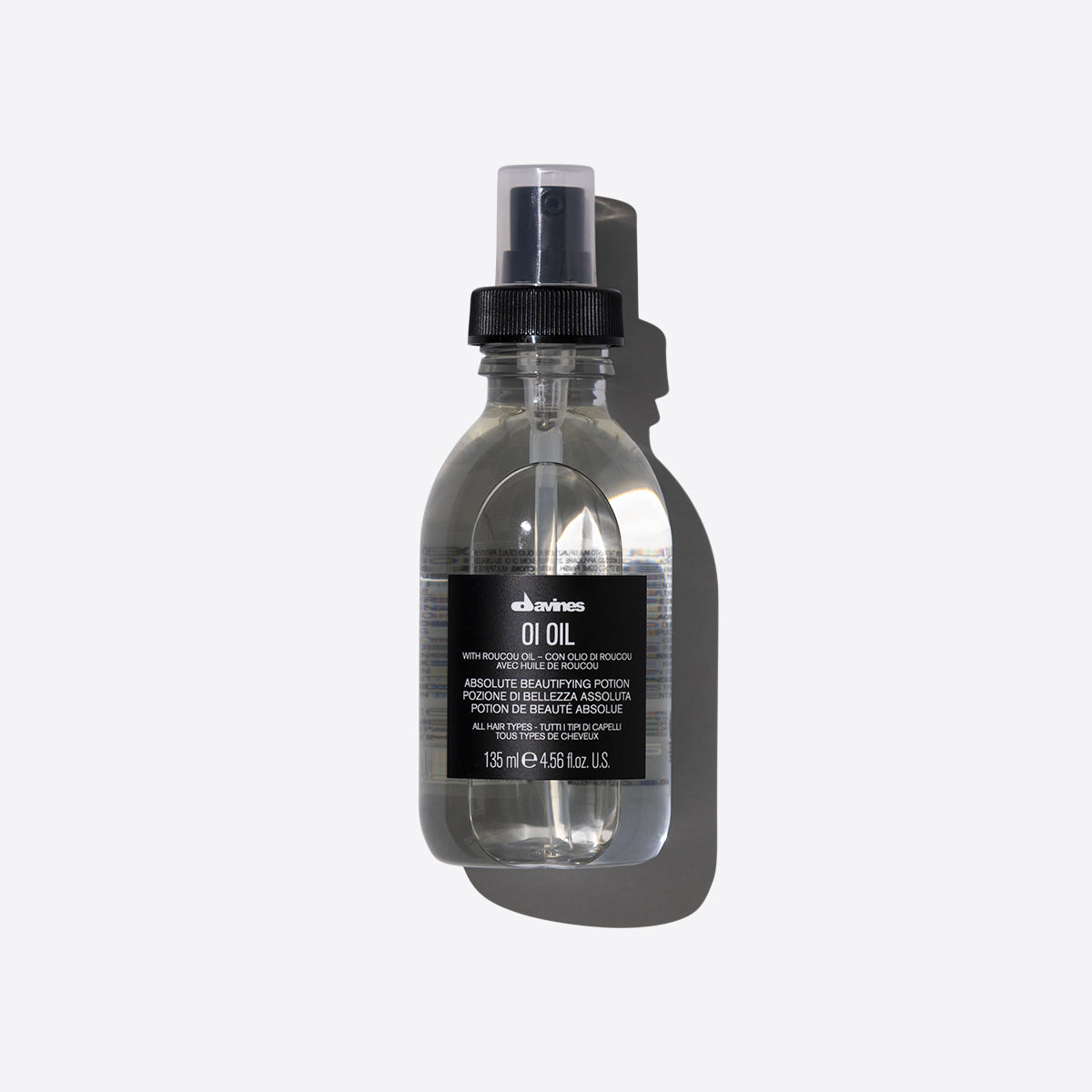 Bouteille de Davines OI Oil, une potion de beauté absolue enrichie en huile de roucou, conçue pour sublimer et nourrir tous les types de cheveux, offrant une brillance instantanée et une douceur soyeuse.