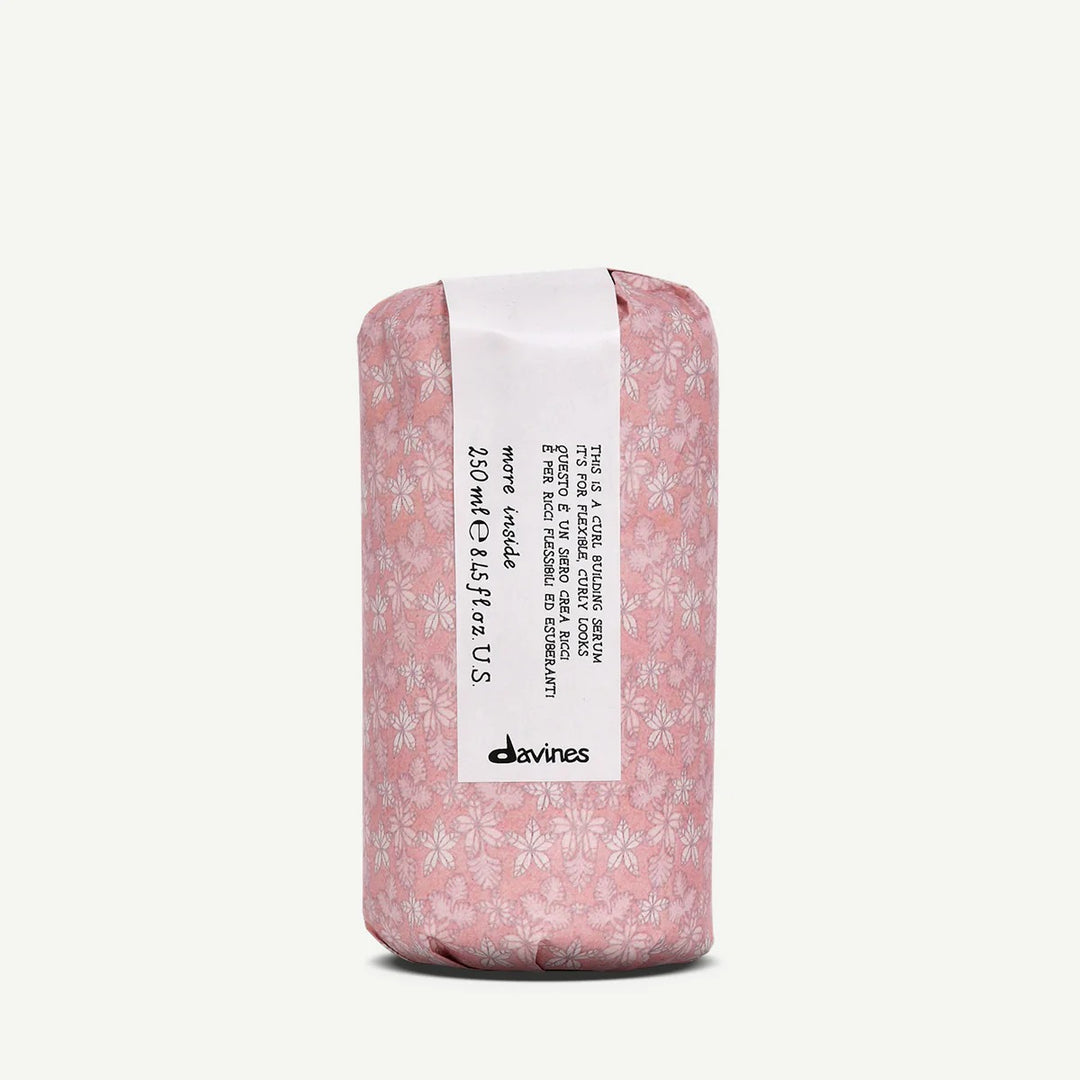 Davines Curl-Building Serum enveloppé dans son papier floral signature.