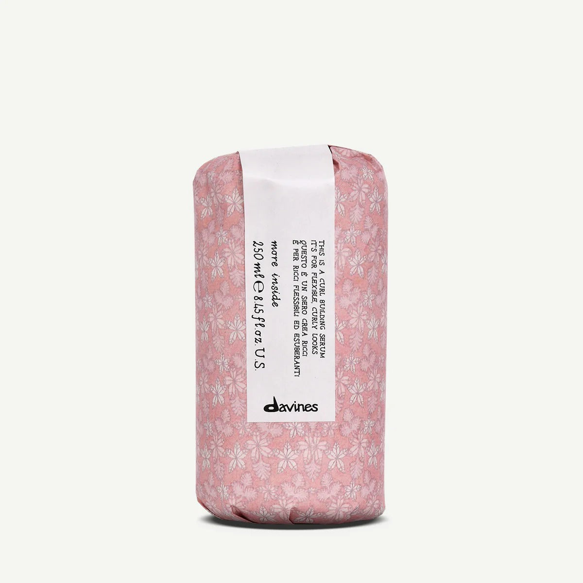 Davines Curl-Building Serum enveloppé dans son papier floral signature.