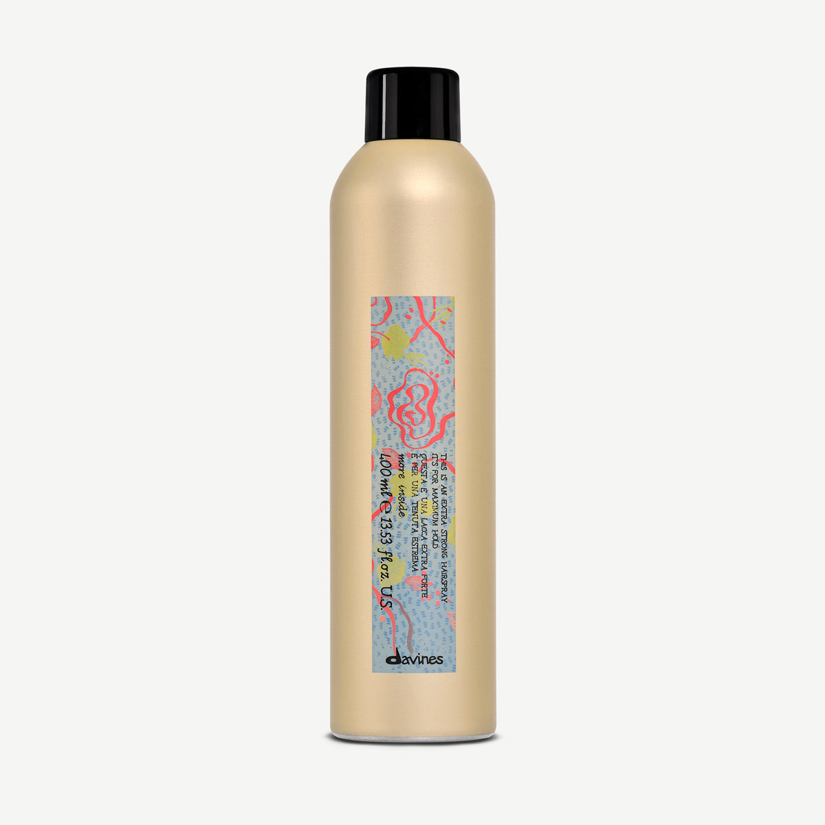 Aérosol doré Davines This Is An Extra Strong Hair Spray 400 ml avec bouchon noir et étiquette bleue à motifs corail et jaunes, sur fond blanc.