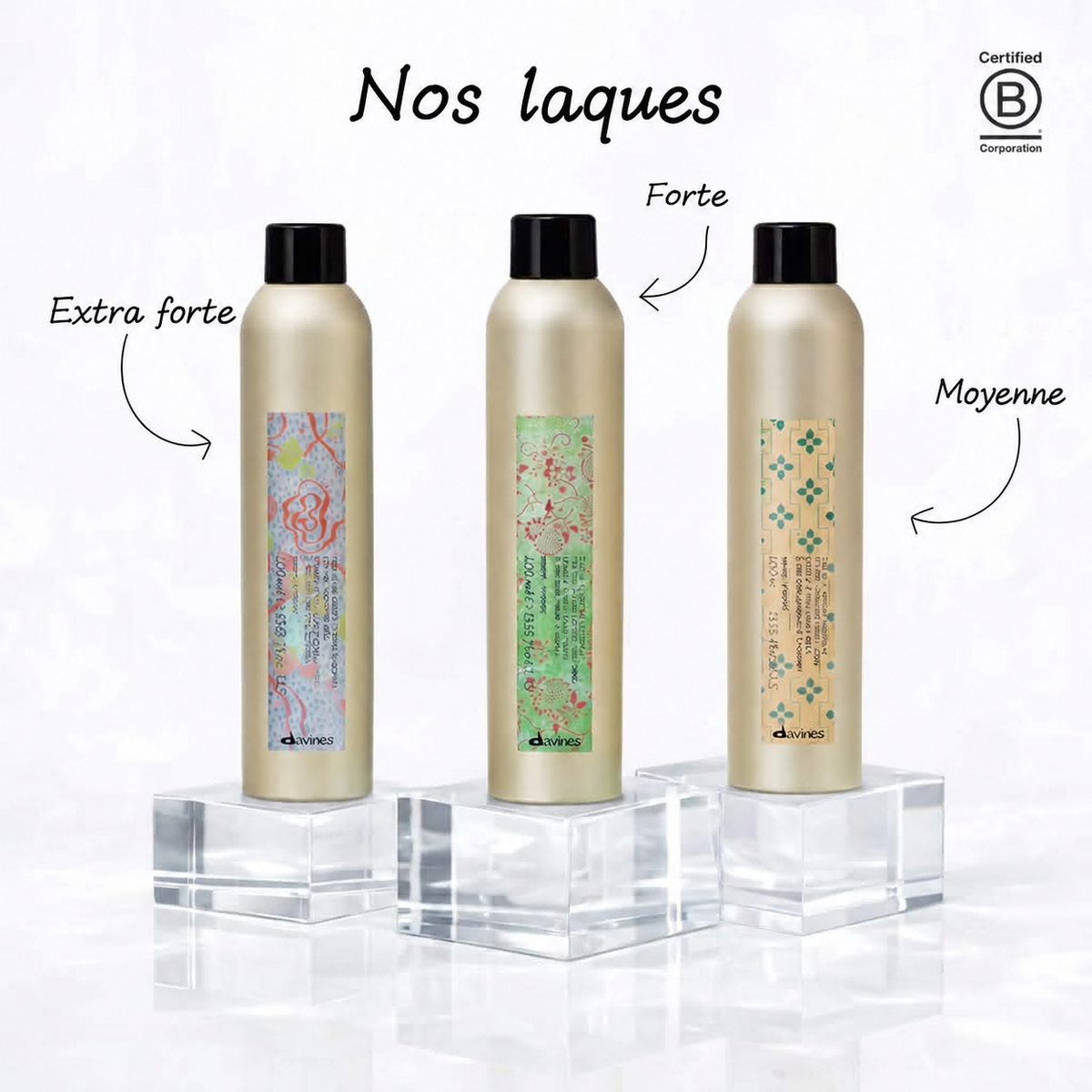 Laques Davines More Inside sur des socles transparents, avec un comparatif en français : Extra Strong à fixation extra forte à gauche, Strong au centre et Medium à droite.