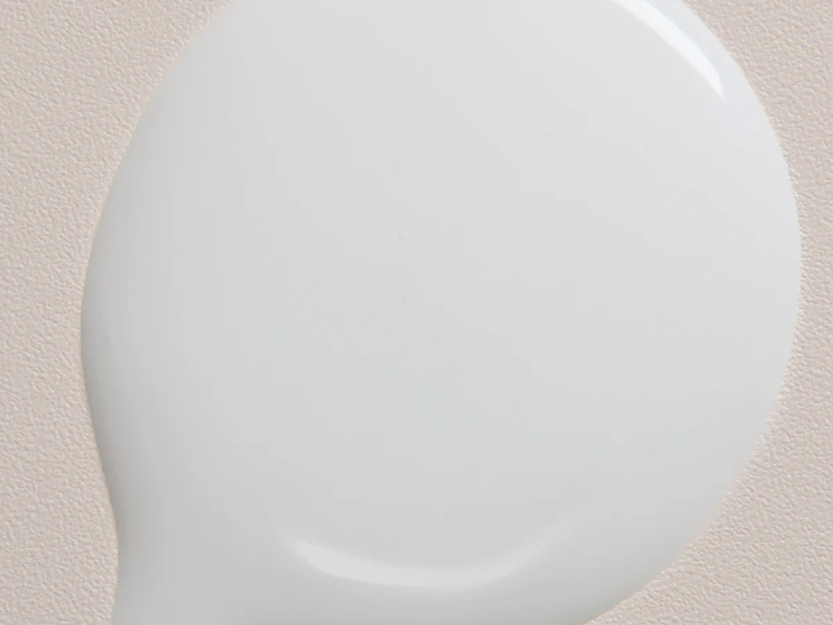 Texture du Davines LOVE CURL Milk 250 ml, lait protecteur sans rinçage à la texture légère pour hydrater, définir et sublimer les cheveux bouclés ou ondulés